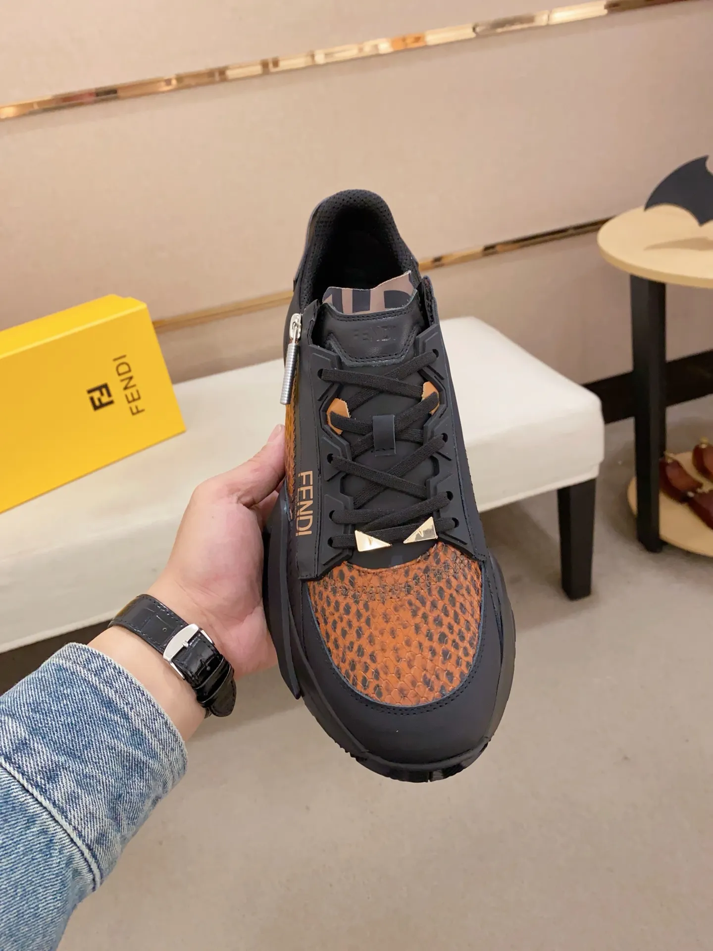 Men's shoes💰: 540💰(Higher version) [Fendi] Fendi's latest casual shoes for men! Available at counters simultaneously! A one-to-one replica of the original. Made entirely of imported top-grain calfskin, the interior is made of top-grain water-dyed cowhide, and the original factory-supplied rubber outsole. Leading new fashion concepts. Matching code: 38-44. 45 can be customized and non-returnable!